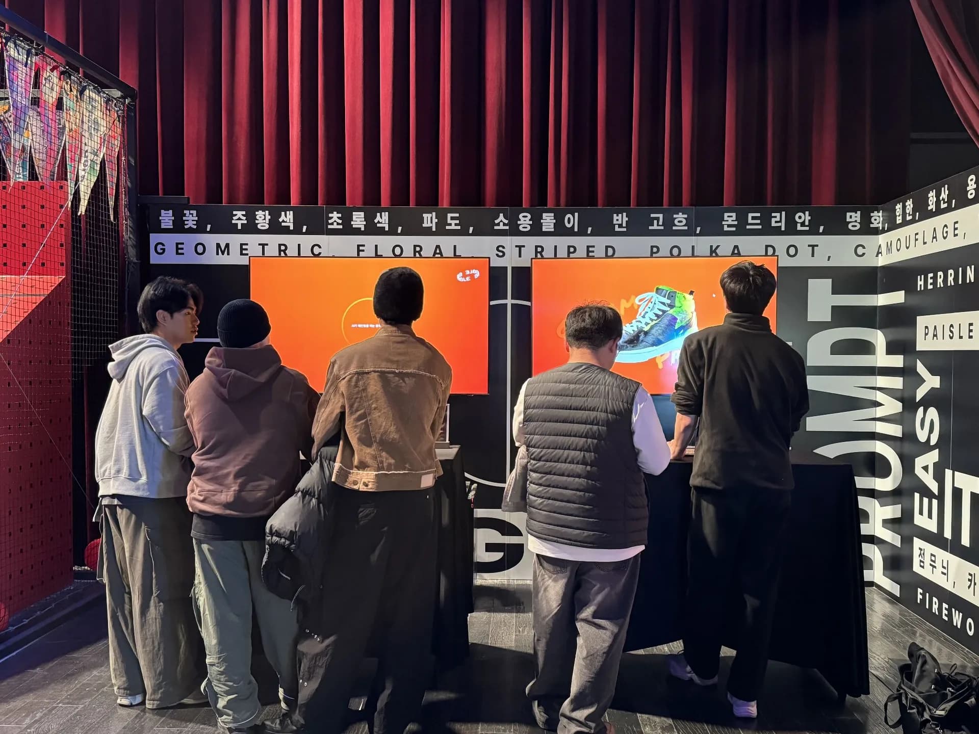 관객이 전시를 관람하는 모습
